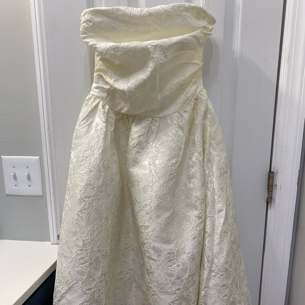 Chic Cream Strapless Wedding Dress